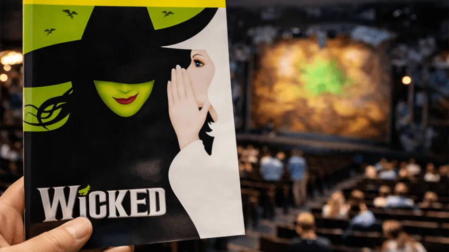 En person som ska köpa biljetter till Broadway för att se Wicked, en känd Broadway teater.