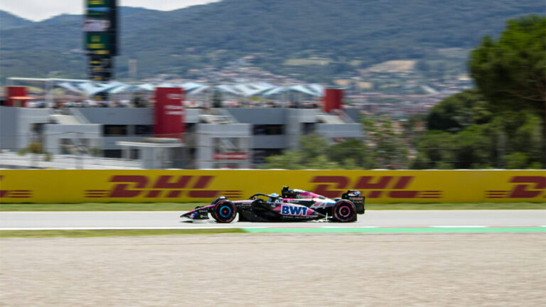 Åk på Formel 1 resor till Barcelona. Formel 1 bil i Barcelona.