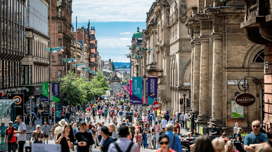 En stor känd gågata i staden Glasgow, Skottland.