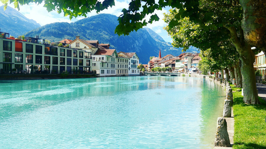 Interlaken kan du besöka på en resa till Schweiz.