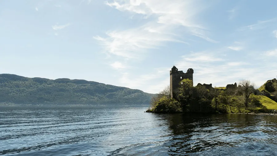 Loch ness, en sevärdhet du kan se på en weekendresa till Skottland.