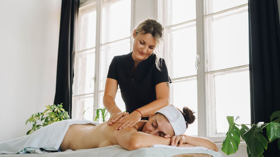 En kvinna som har åkt på en spa resa till Riga för att få massage.
