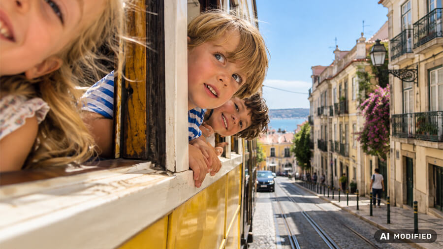 Tre barn på en spårvagn i Lissabon, Portugal.