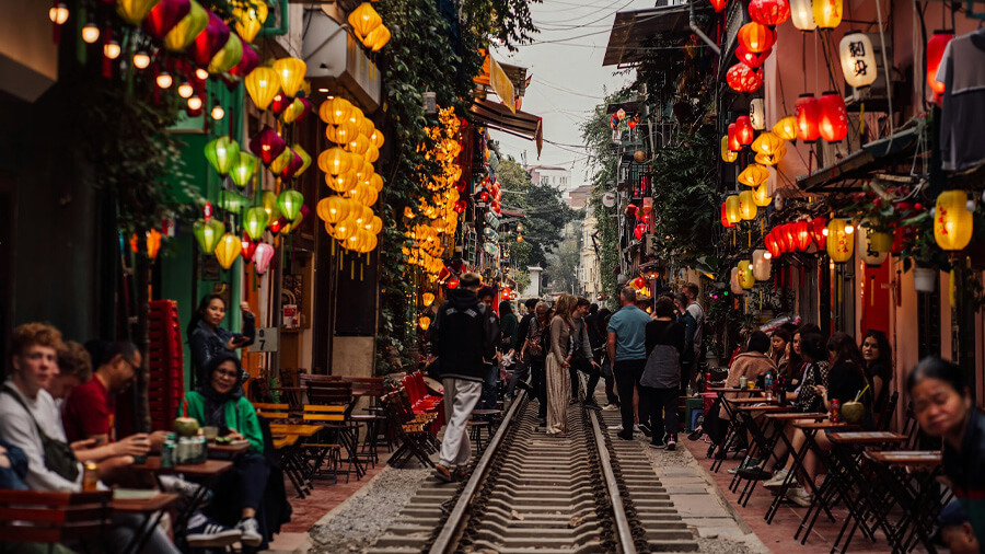 Turister som besöker staden Hanoi, en av många saker att göra i Vietnam.