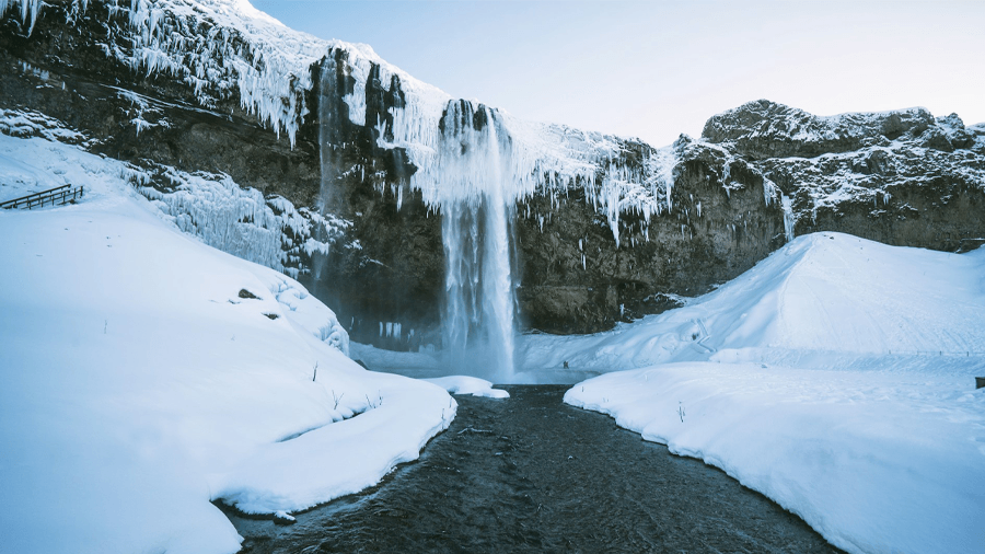 Island på vintern Seljalandsfoss i Island på vintern.