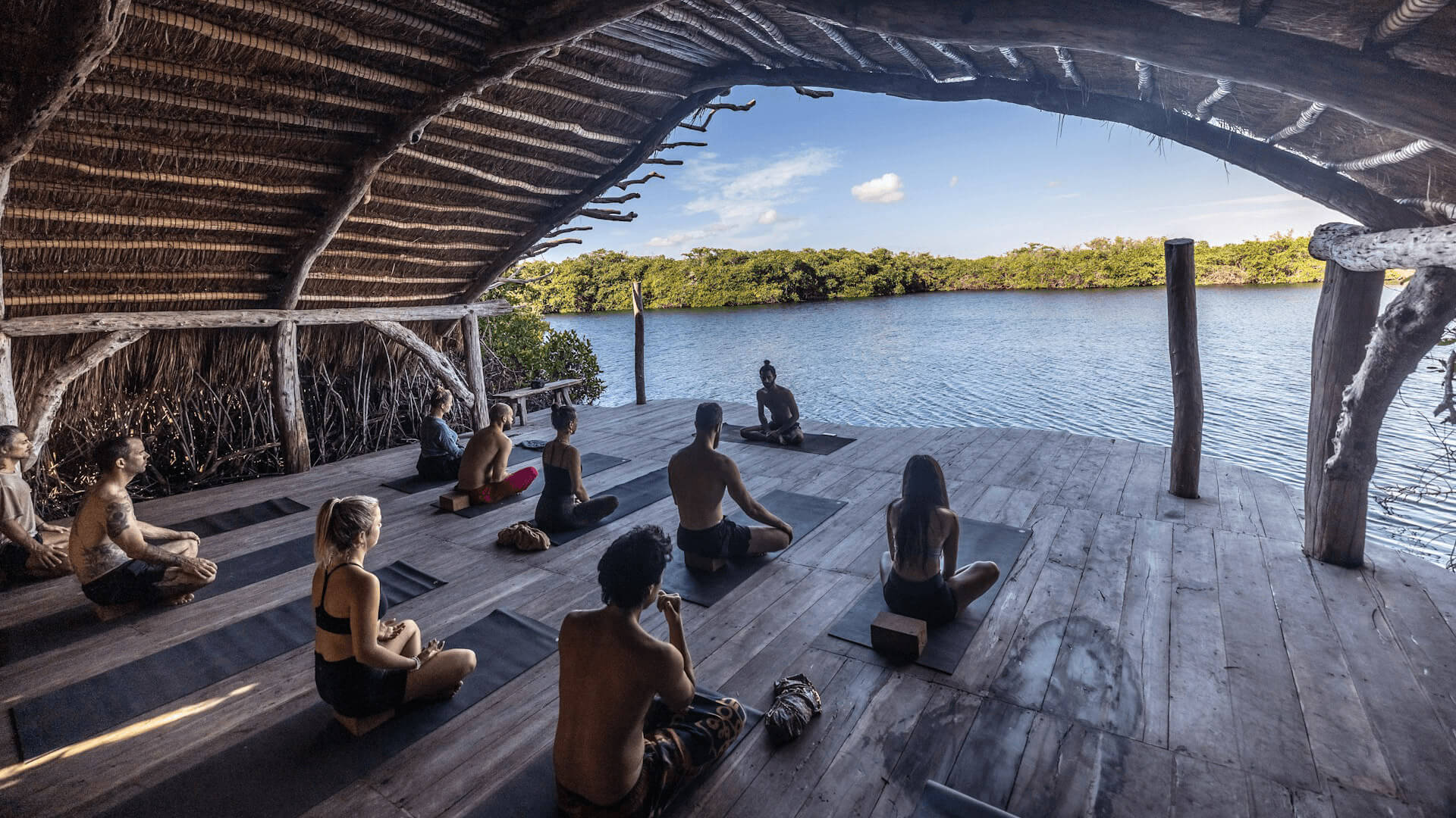 En yoga retreat vid vattnet.