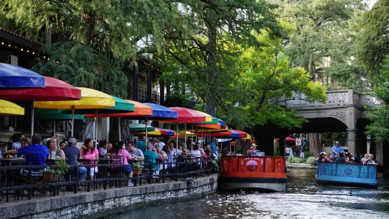 Testa på River walk i staden San Antonio, Texas.