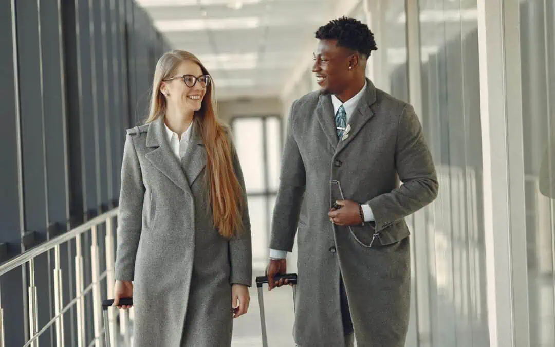 En man och en kvinna som ska åka på en företagsresa.