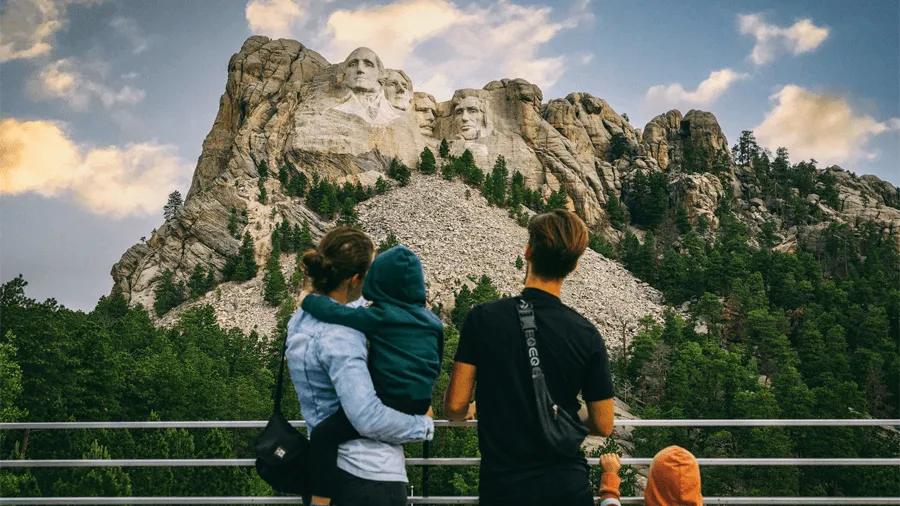 Barnfamilj som blickar ut mot Mount rushmore i South Dakota.
