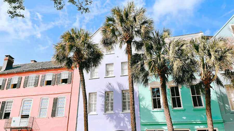 Färgglada hus i staden Charleston i South Carolina.