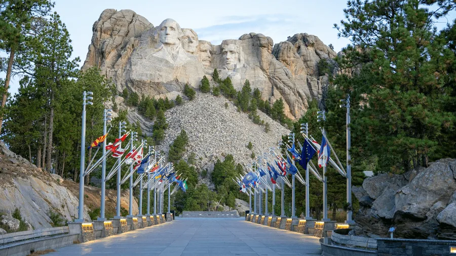 Gång med flaggor mot Mount Rushmore.