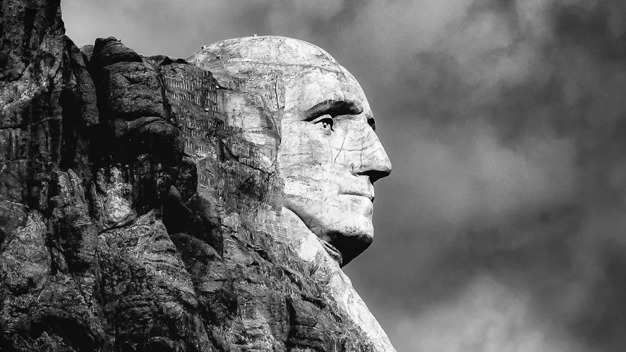 Svartvit bild på en av presidenterna på Mount rushmore.