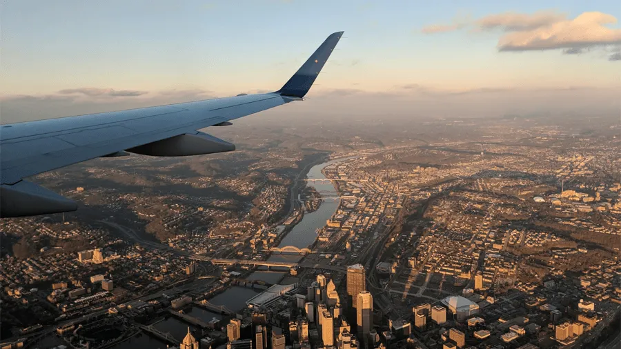 Flygplansvinge över Pittsburgh.