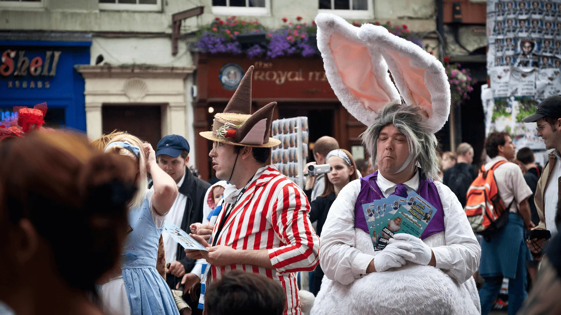 Utklädda människor under Edinburgh Fringe.