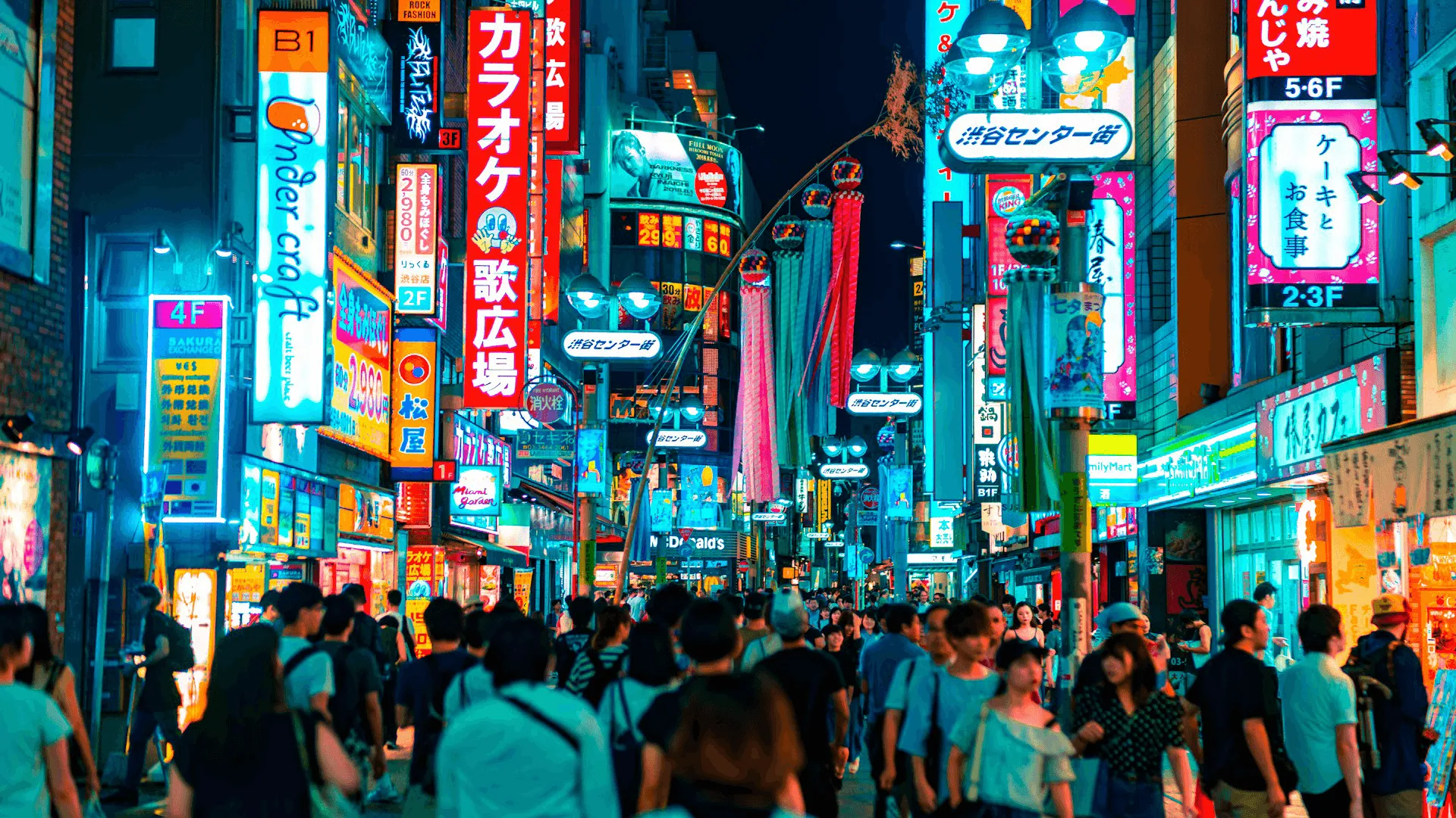 Folkfylld gata i Tokyo.