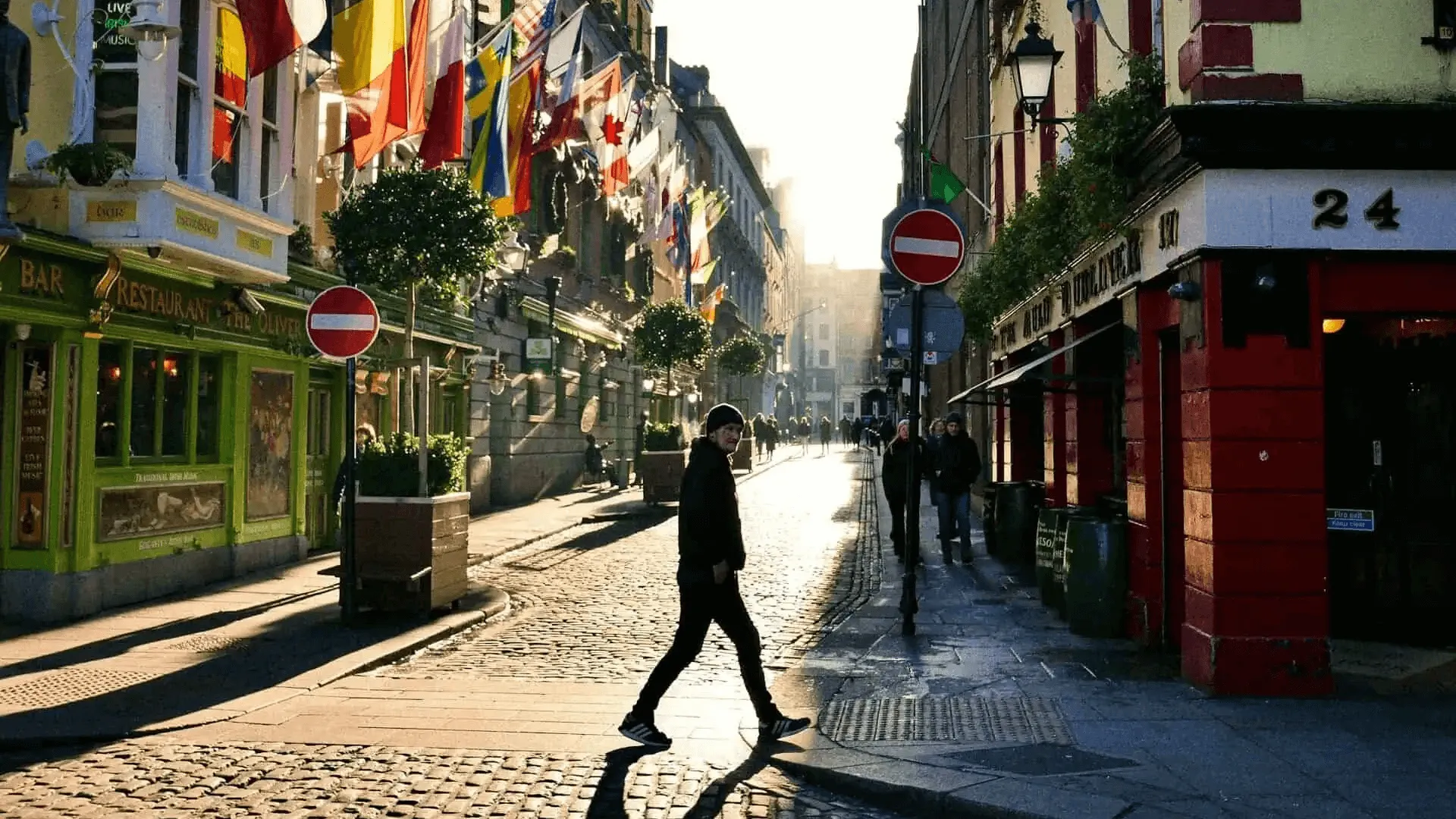 Person som går på en gata i Dublin.