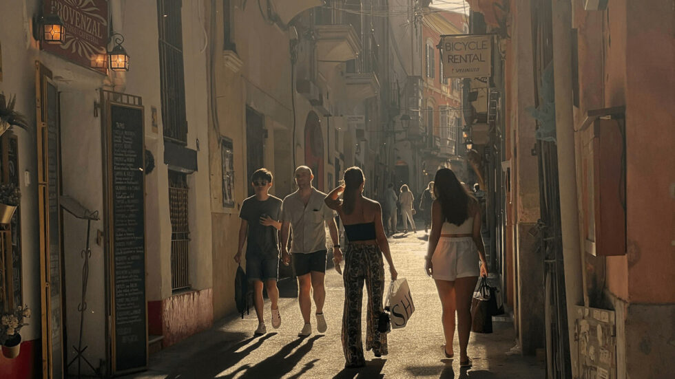 Turister som går i en gränd på Palma de Mallorca.
