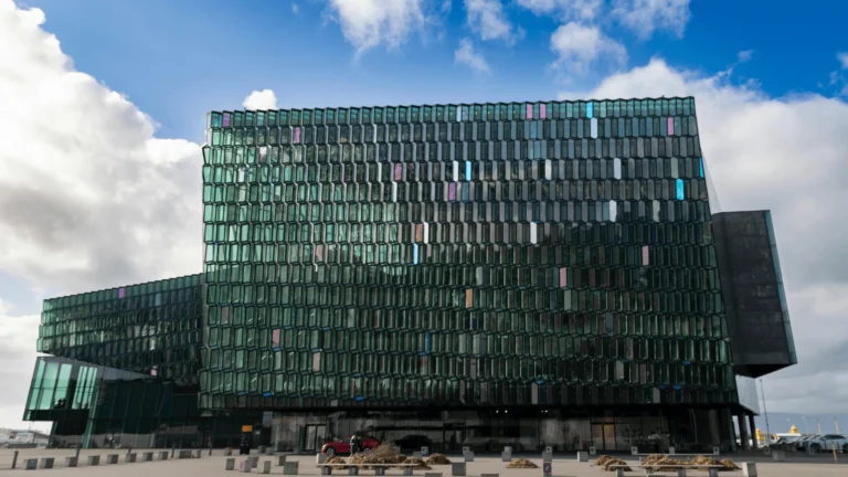 Exteriören av Harpa, en av många sevärdheter i Reykjavik.