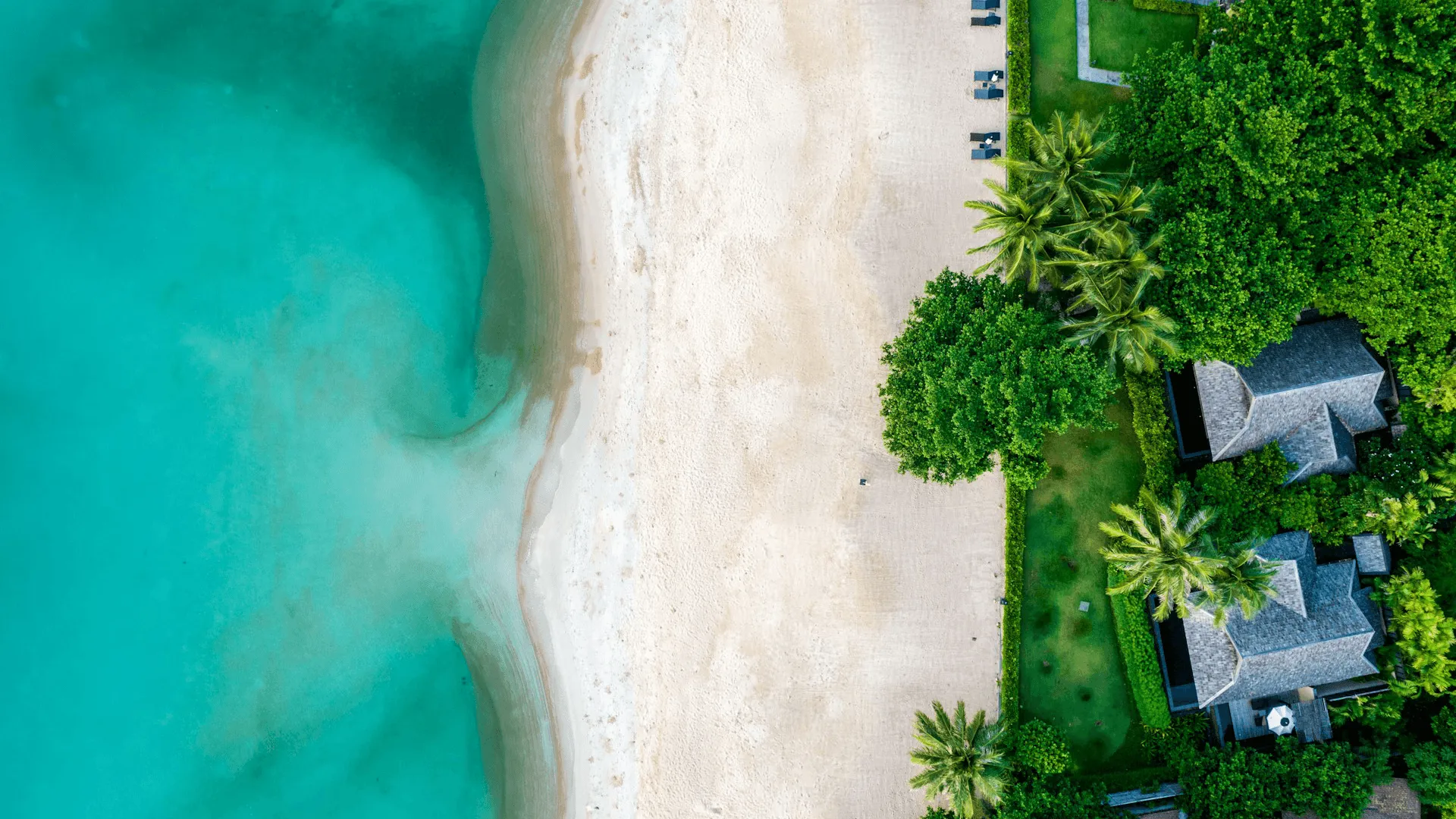 Tre kontraster mellan hav, strand och grönska i Koh Samui.