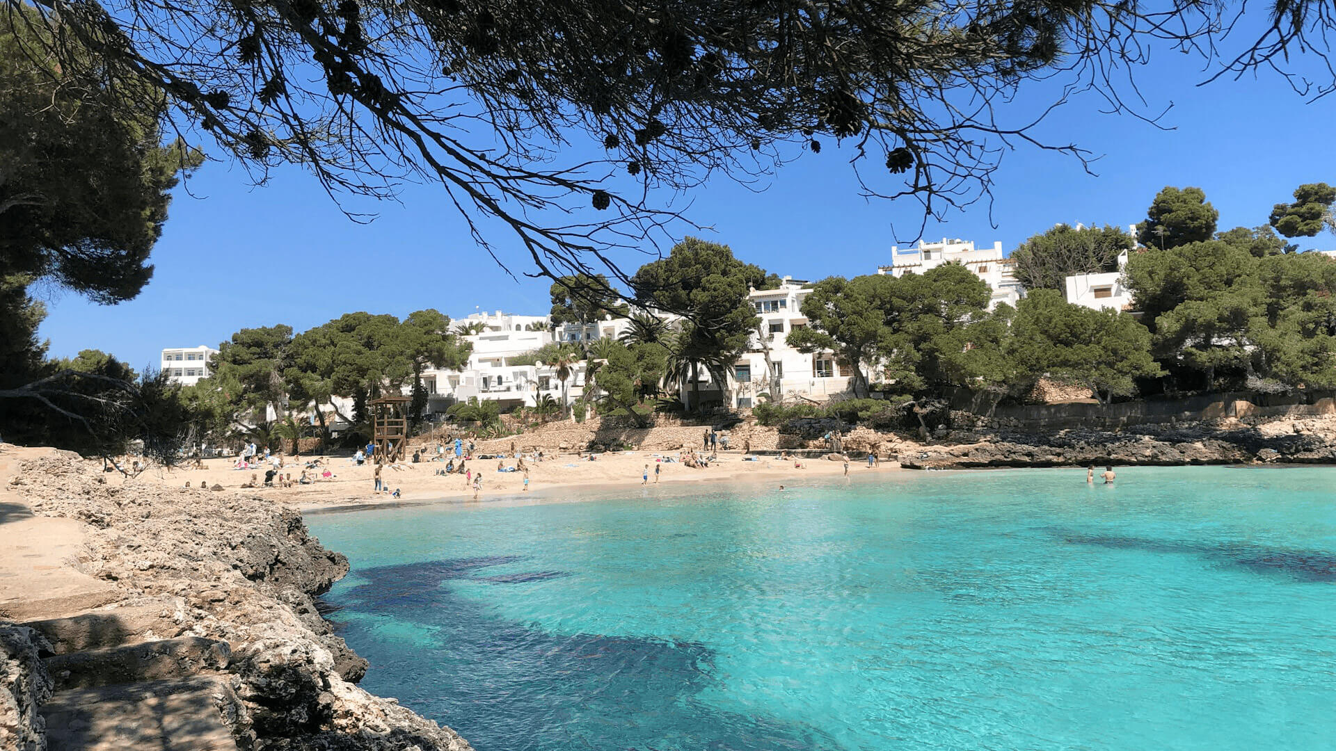 Strand, hav och hus på Mallorca.