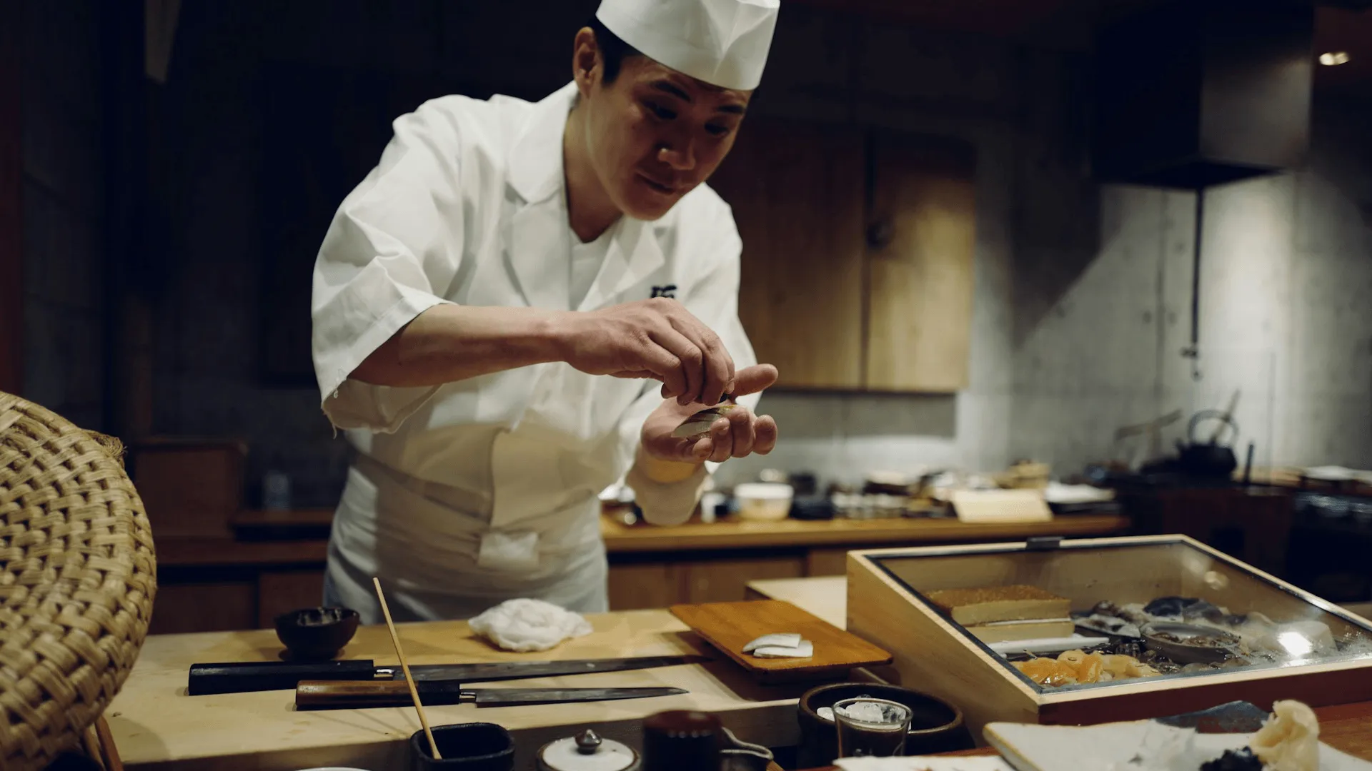 En kock i Tokyo som lagar mat.