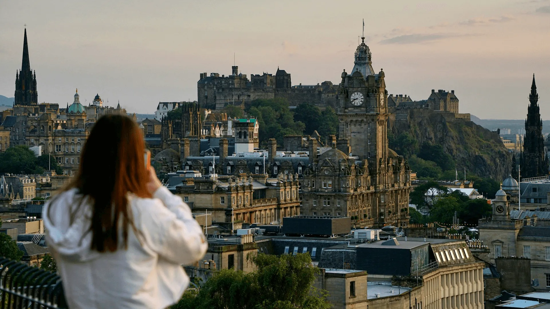En kvinna som fotograferar staden Edinburgh.