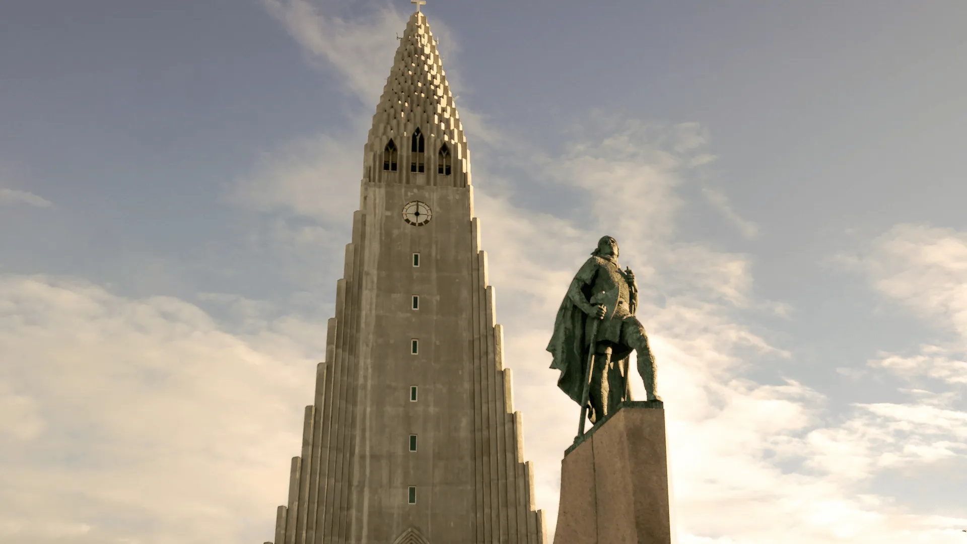 Hallgrimskirkja i Reykjavik med sin staty.