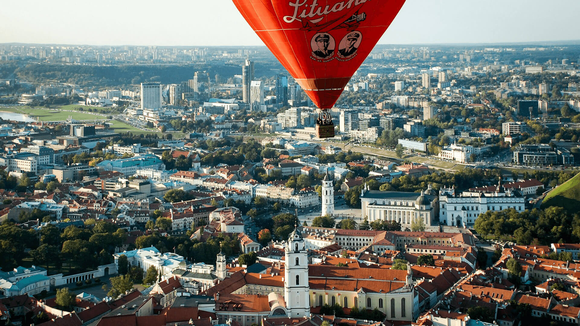 Luftballong-Vilnius En luftballong som flyger över Vilnius.