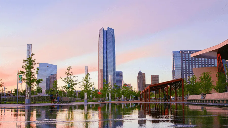 Annan vinkel på byggnad i Oklahoma city.