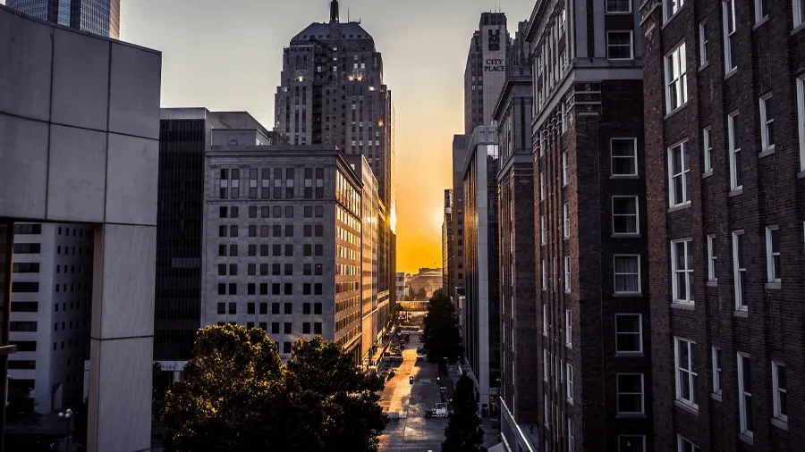 Downtown Oklahoma City under soluppgången.