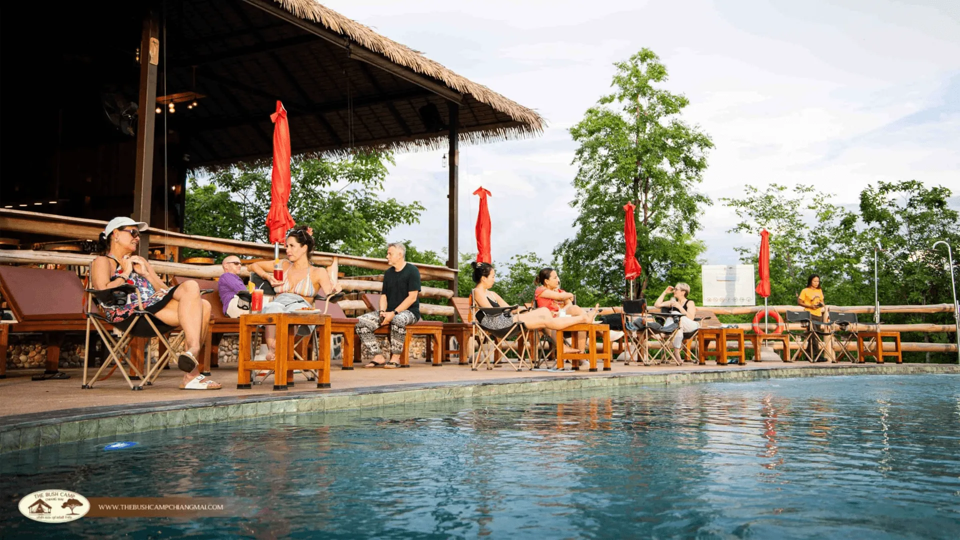 Folk vid poolen på The Bush Camp Chiang Mai.