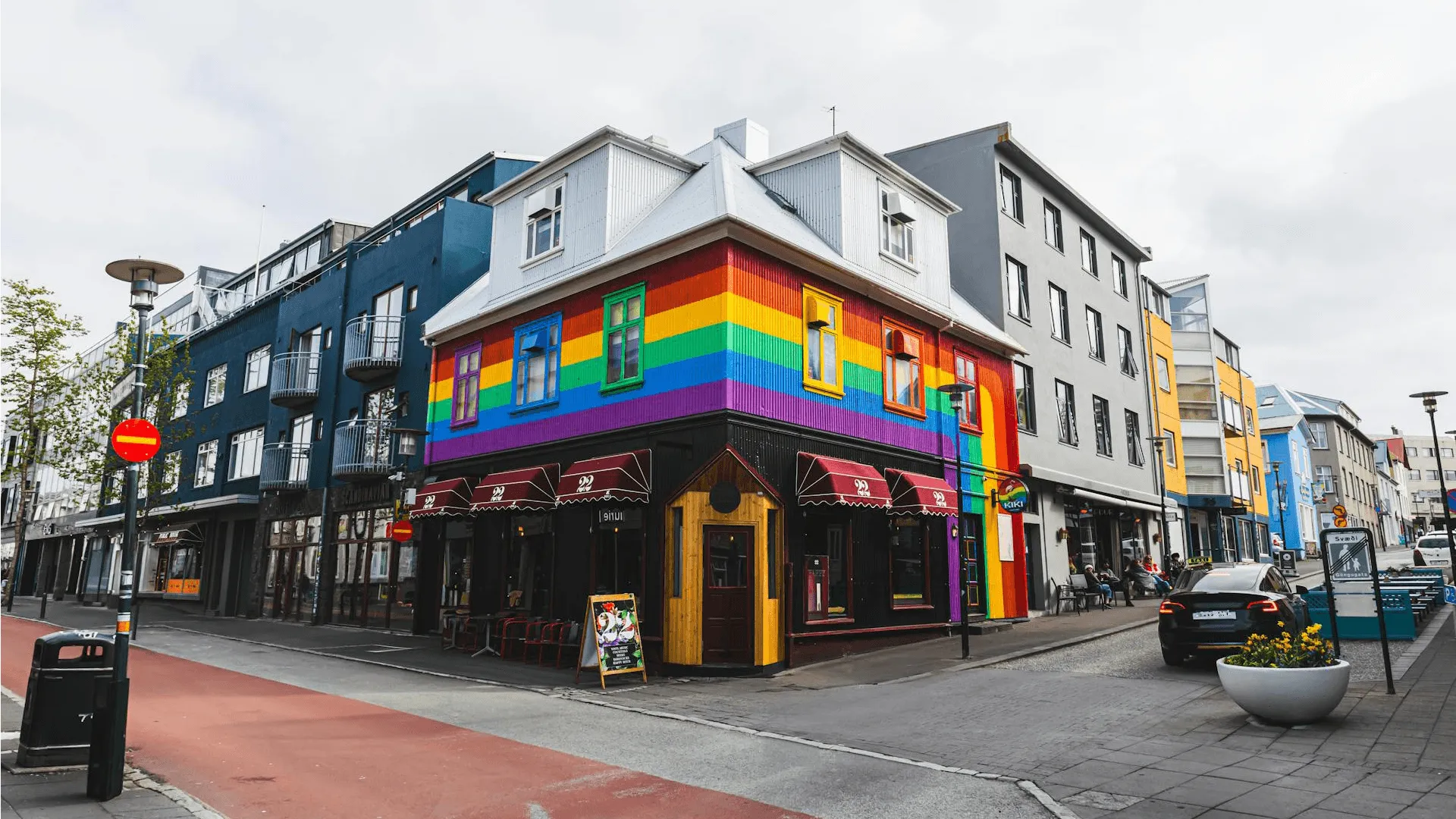 Regnbågsfärgad restaurang i Reykjavik.