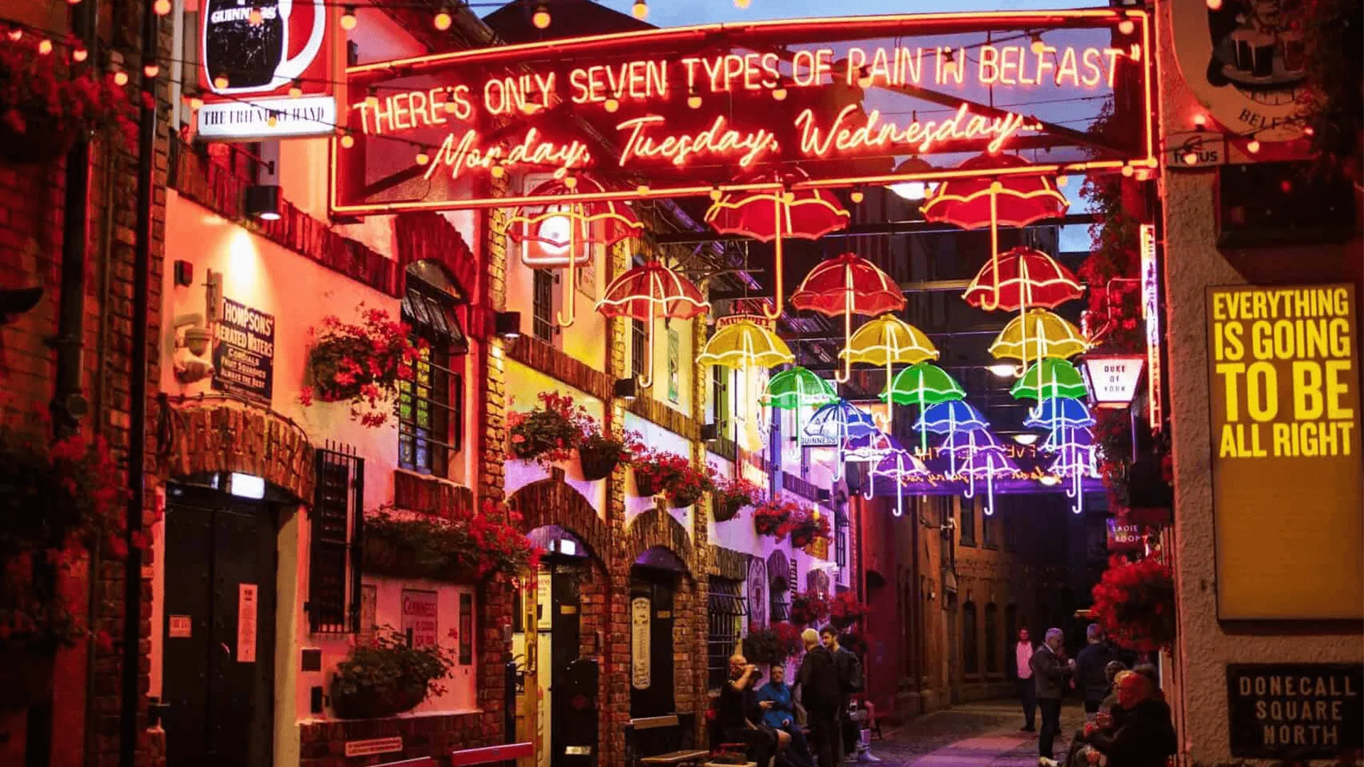 Gata i Belfast med neonfärger.