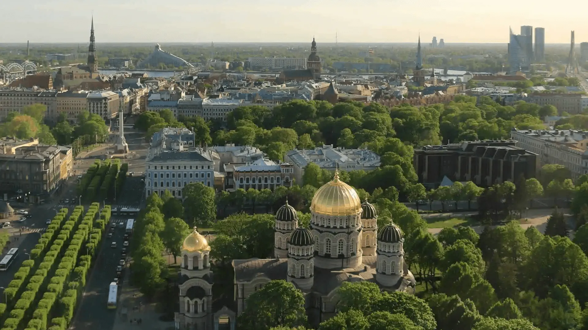 Drönarbild över Riga och byggnad med en gyllene kupol.