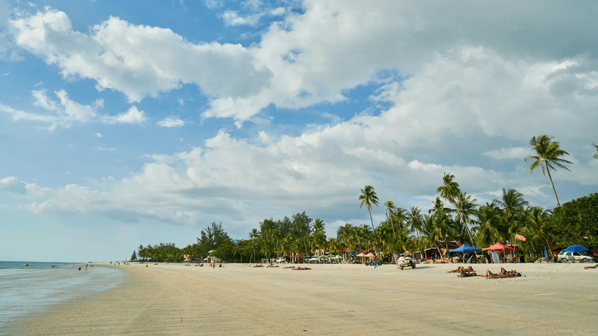 Personer som solar på stranden i Langkawi.
