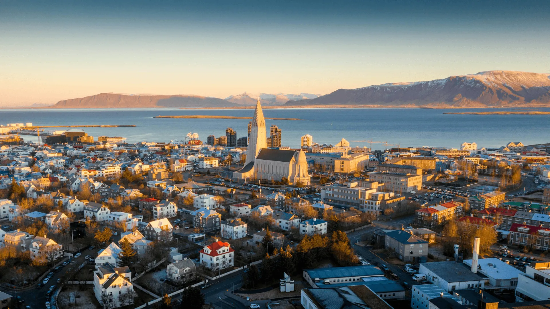 Staden Reykjavik och dess omkringliggande natur.