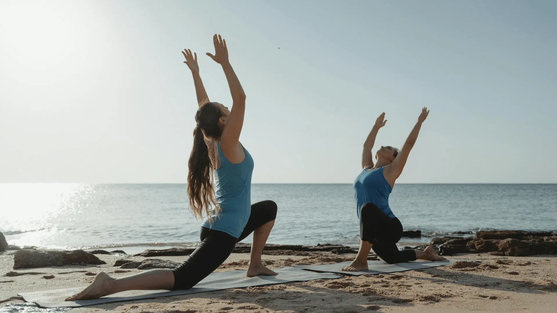 Två personer som stretchar.