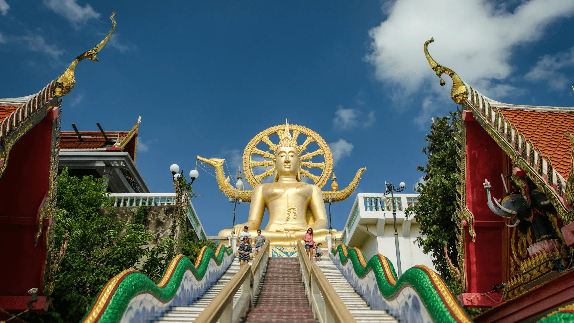 Ett tempel med en gyllene staty i Koh Samui.
