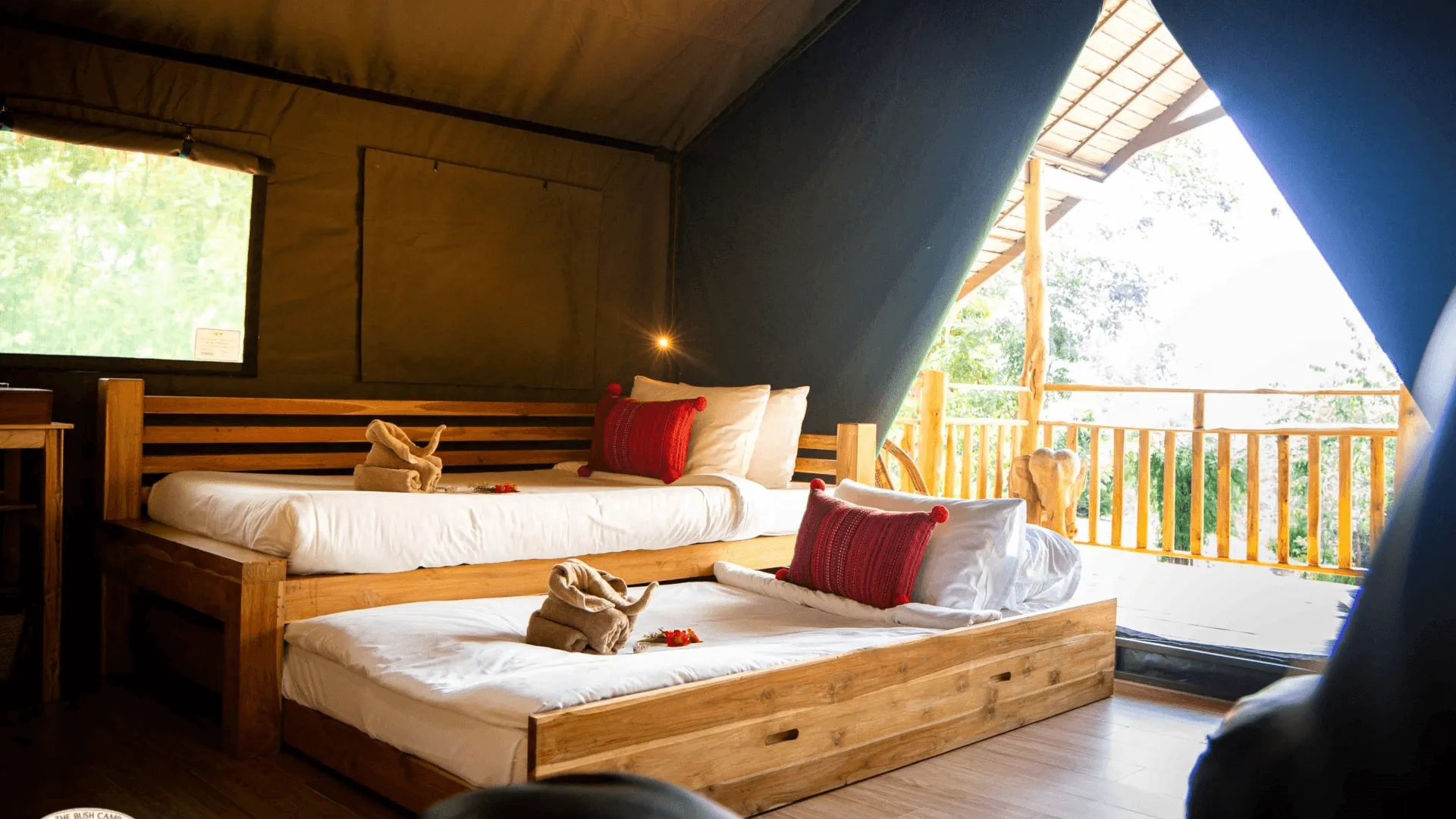 Två sängar i ett hotellrum på The Bush Camp Chiang Mai.