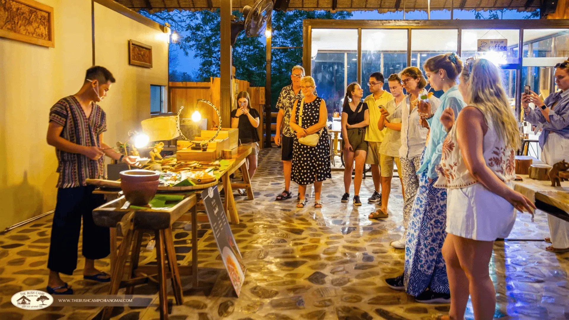 En uppvisning av en workshop The Bush Camp Chiang Mai har.