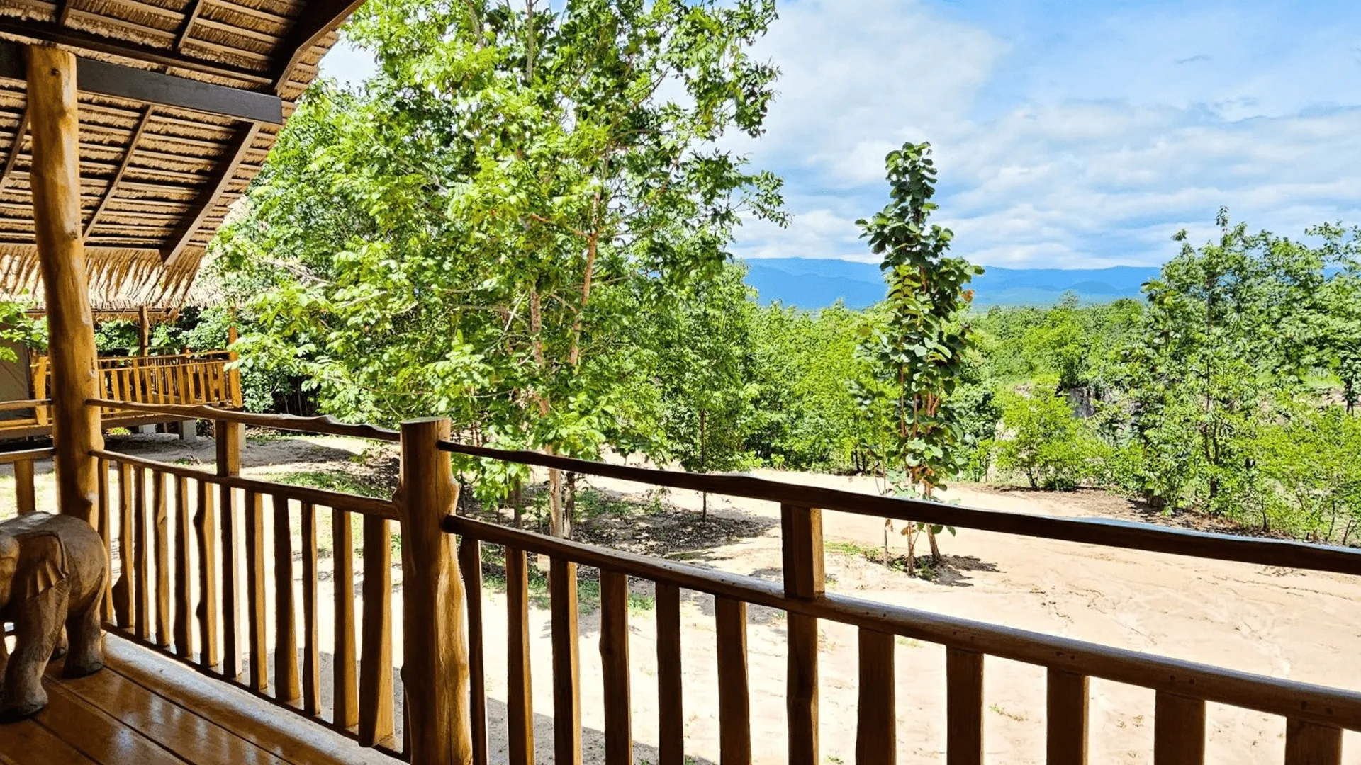 Utsikten från en altan på The Bush Camp Chiang Mai.