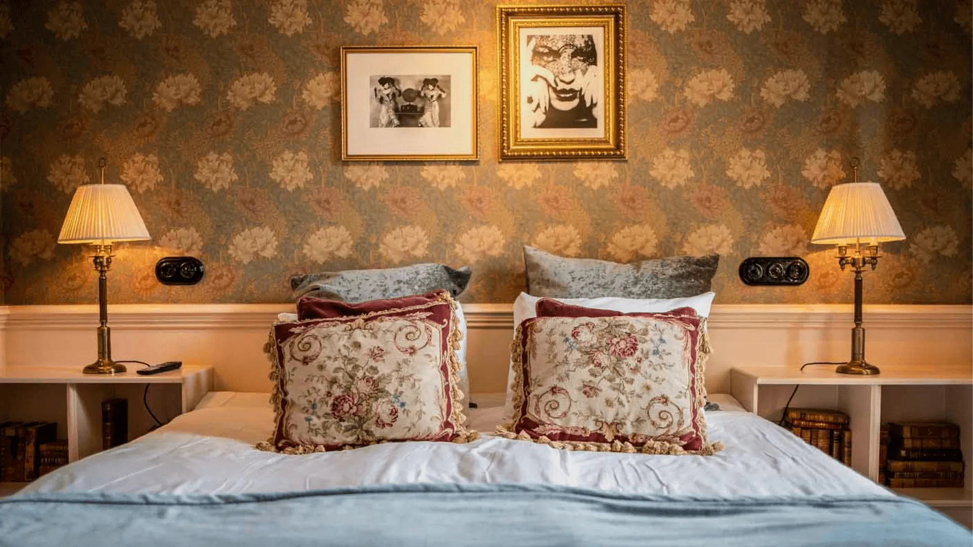 Färgglatt hotellrum på Hotel Pigalle.