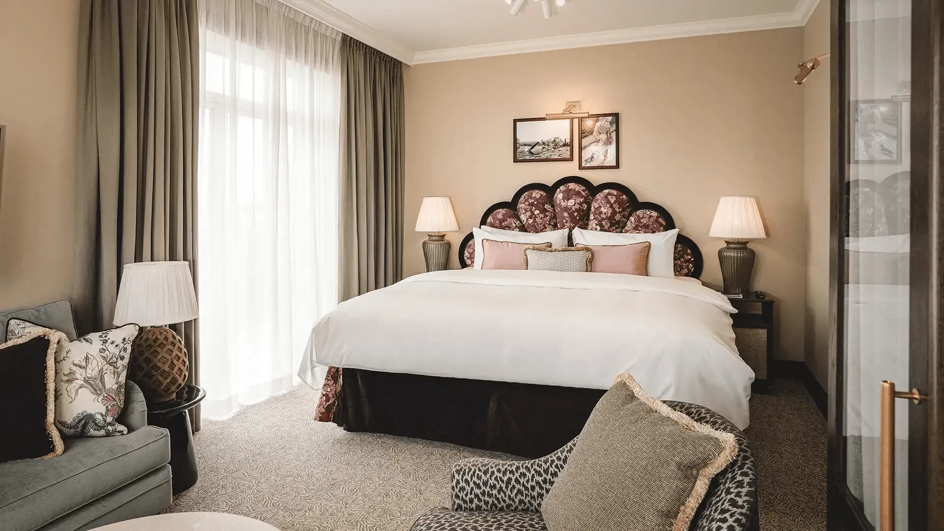 Hotellrum i rosa, beige och vita toner på Rox resort.
