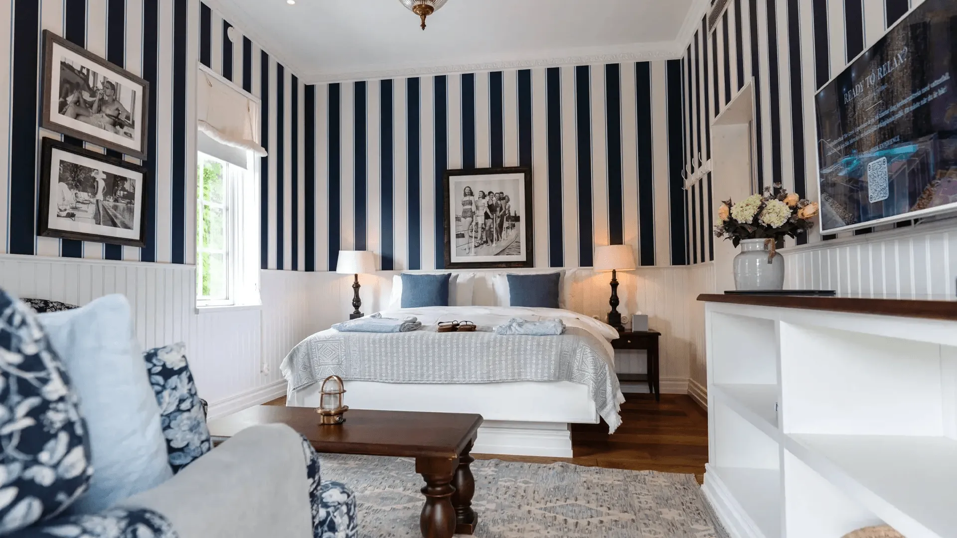 Blåvitt hotellrum på Villa Strandvägen.