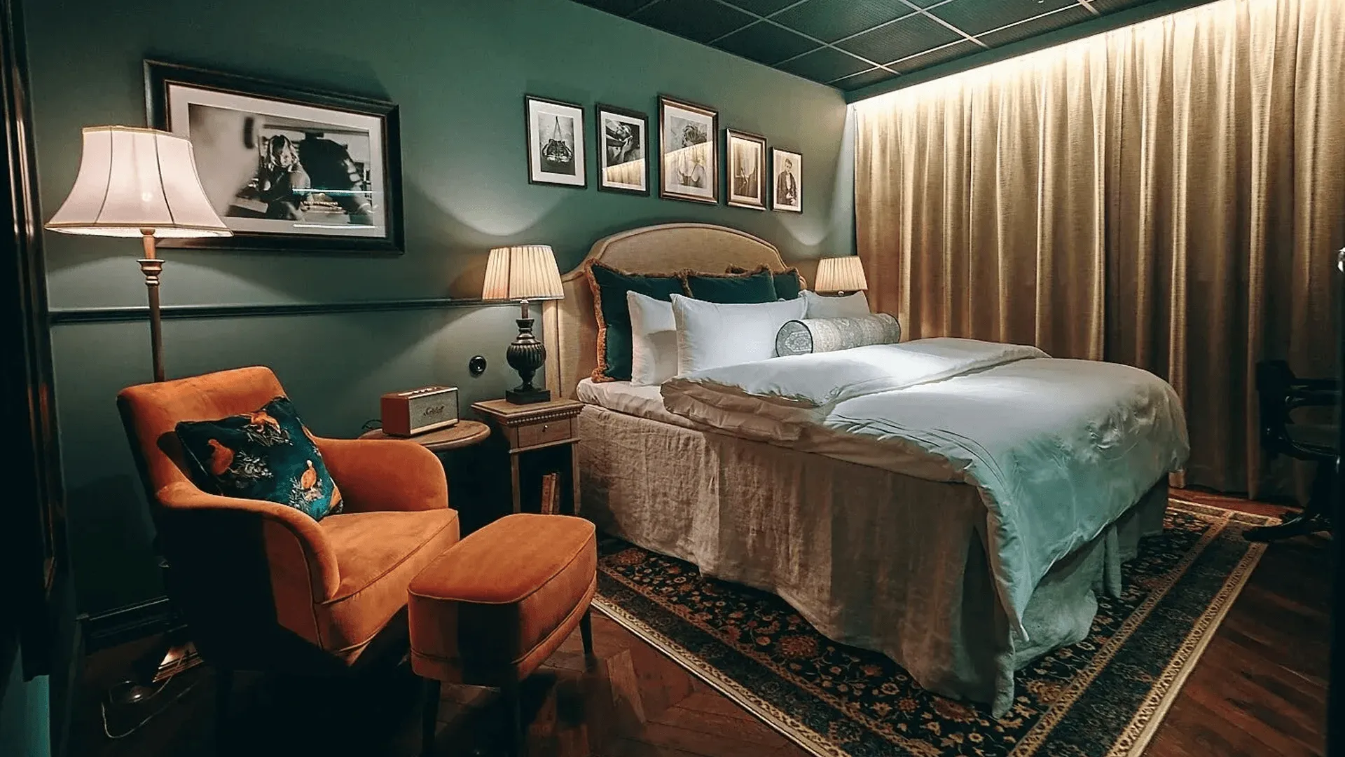 Ett grönt och orange hotellrum på Steam hotel.