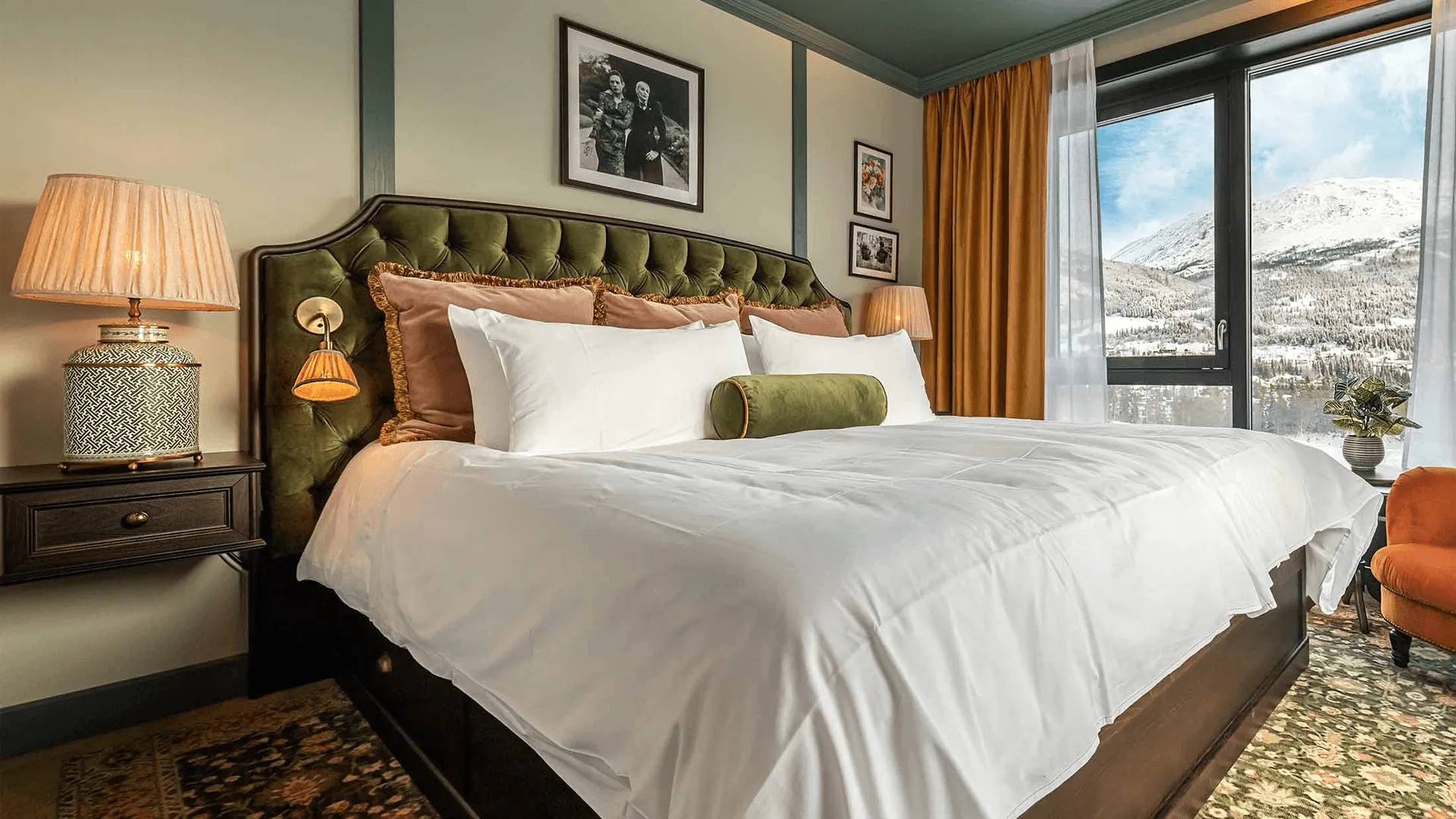 Hotellsäng och hotellrum med utsikt över bergen.