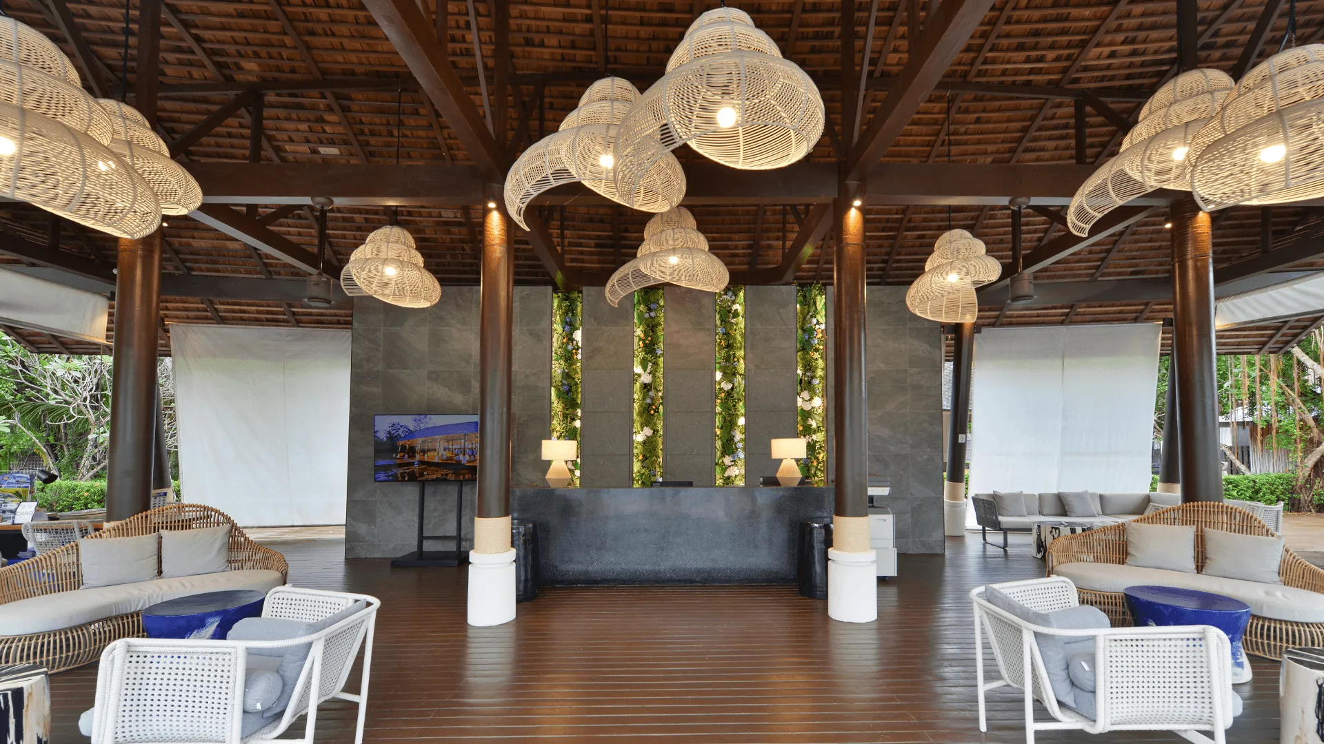 Lobbyns interiör på Twin Lotus resort and spa.