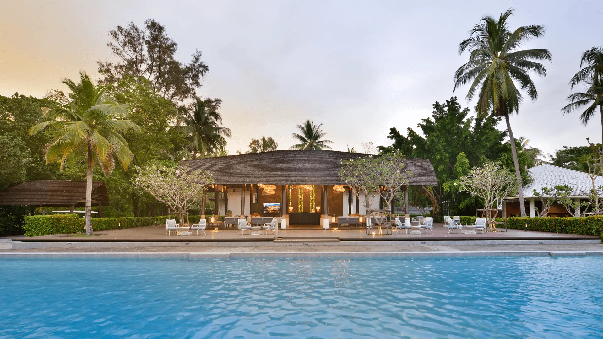 Twin Lotus resort and spa:s lobby och pool.