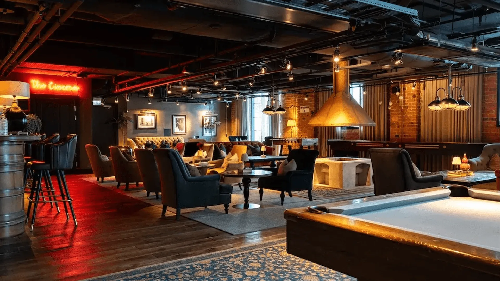 Lounge med bar och biljardbord.