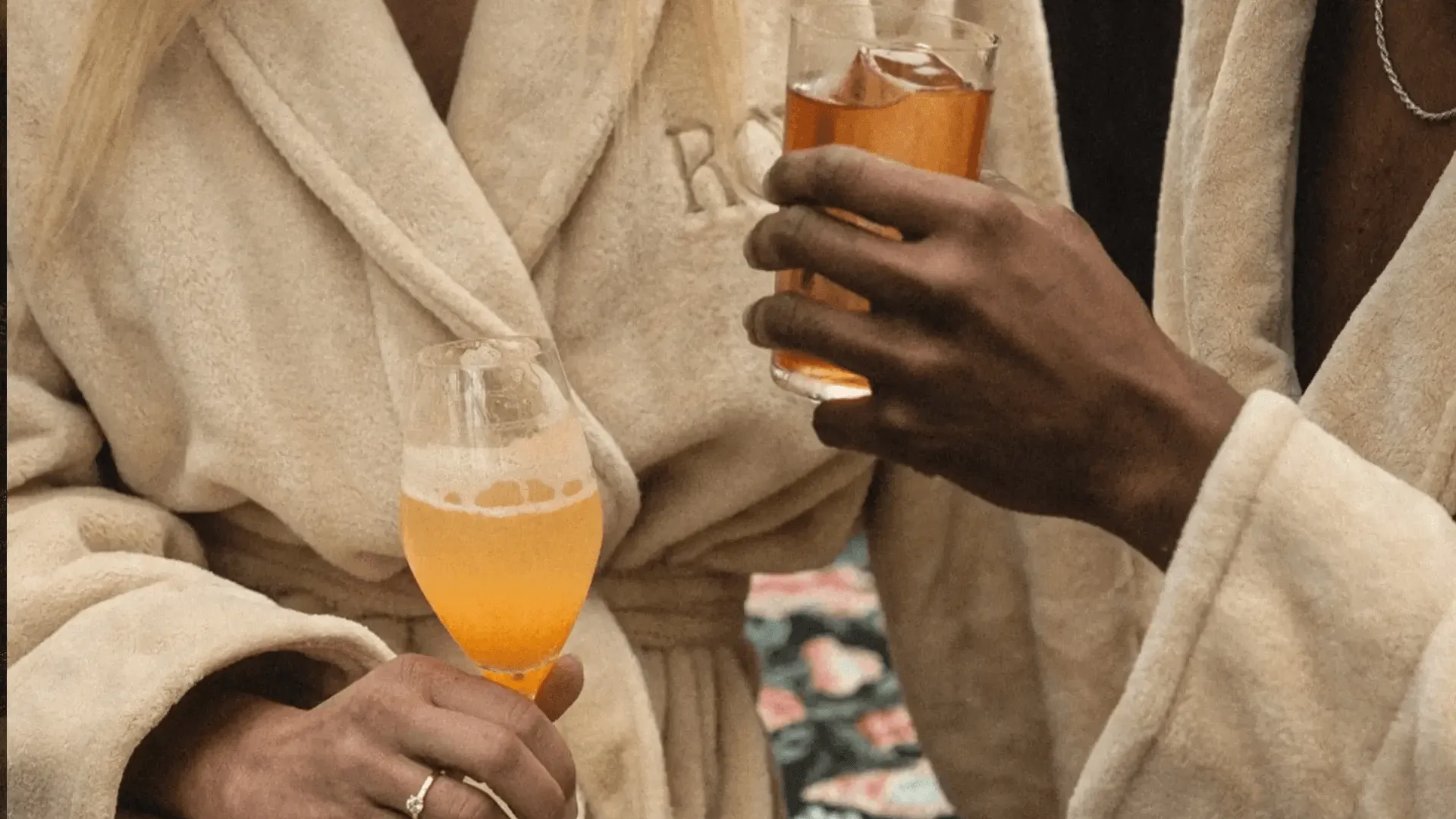Två personer i morgonrockar med varsin drink.